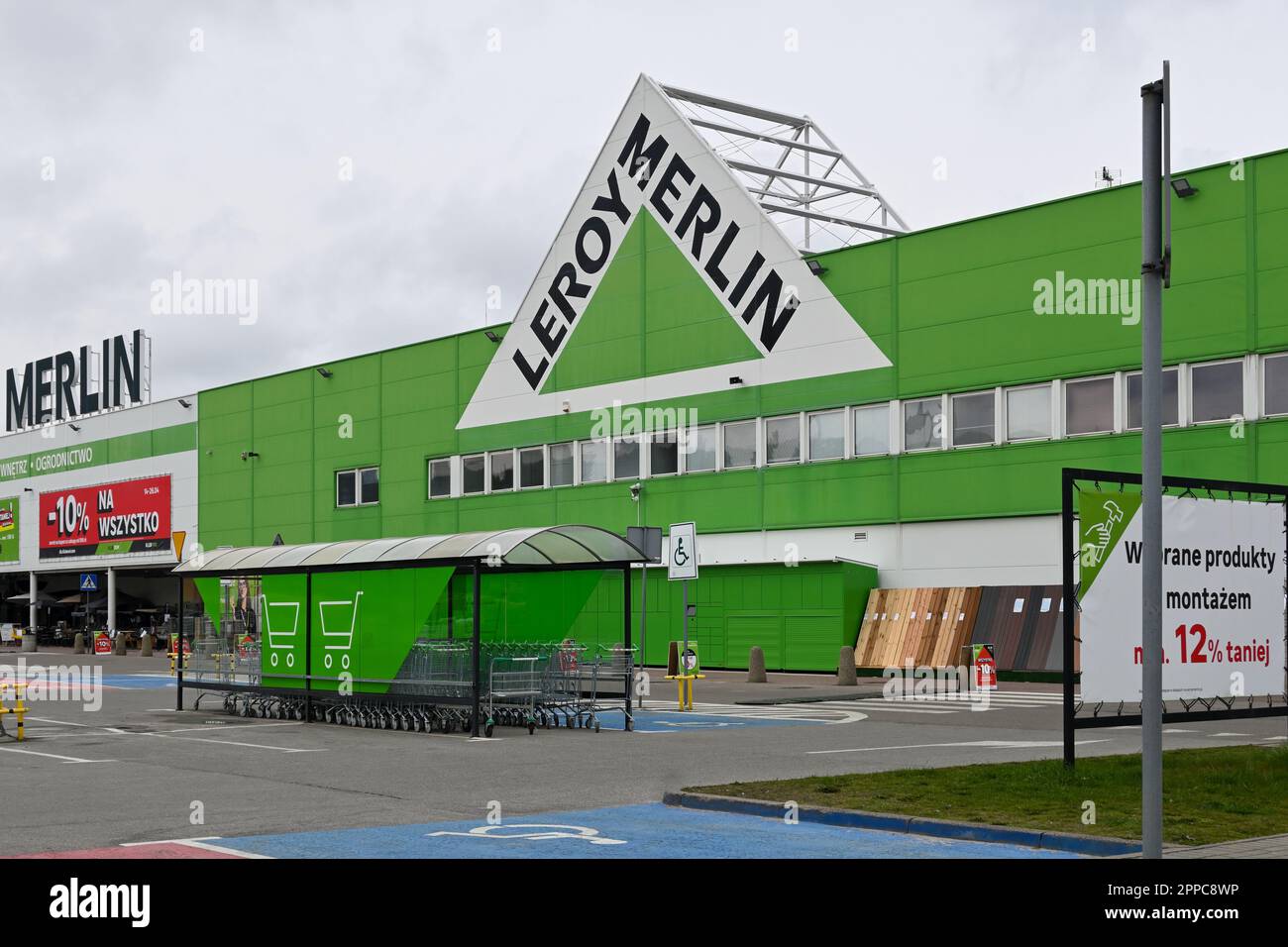 Rumia, Polen - 16. April 2023: Leroy Merlin Logo auf der Fassade des Geschäfts. Leroy Merlin ist eine französische Supermarktkette im Baugewerbe Stockfoto