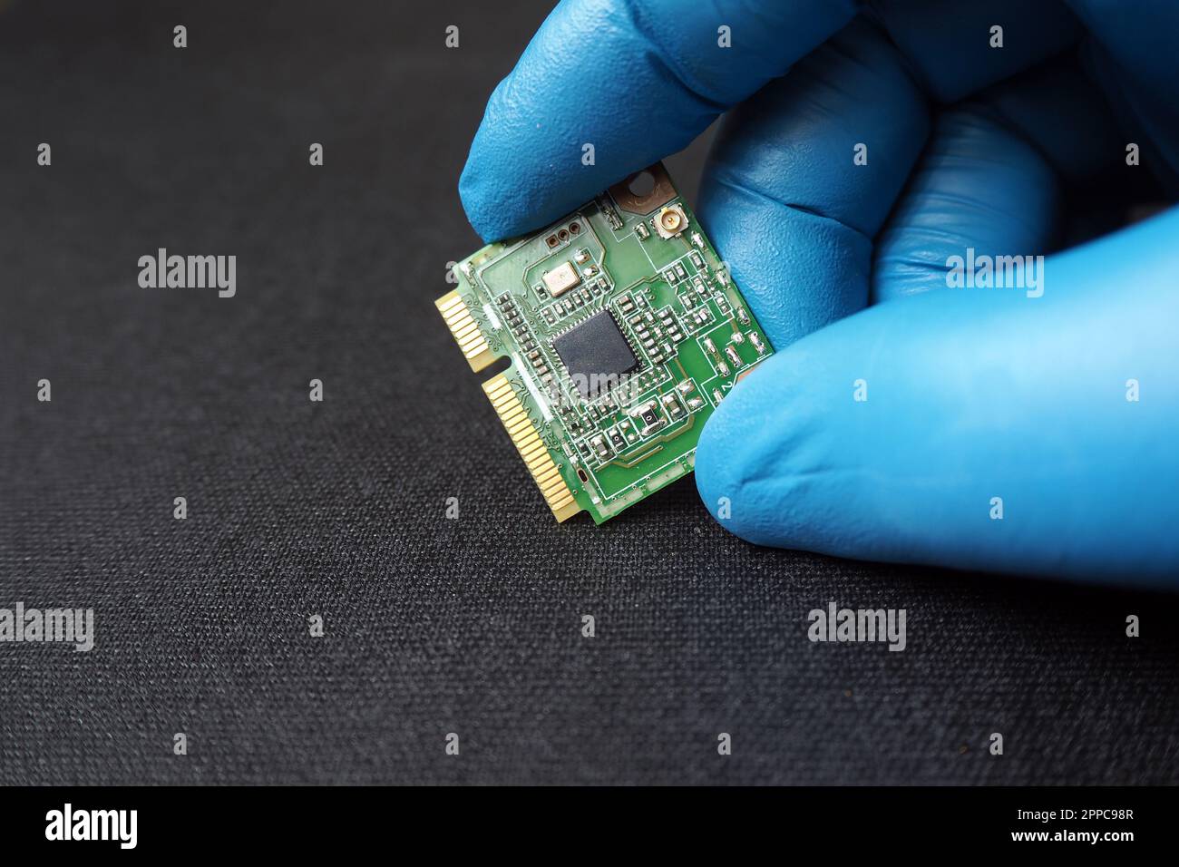 Mini-PCIe-Karte mit Handgriff. Stockfoto