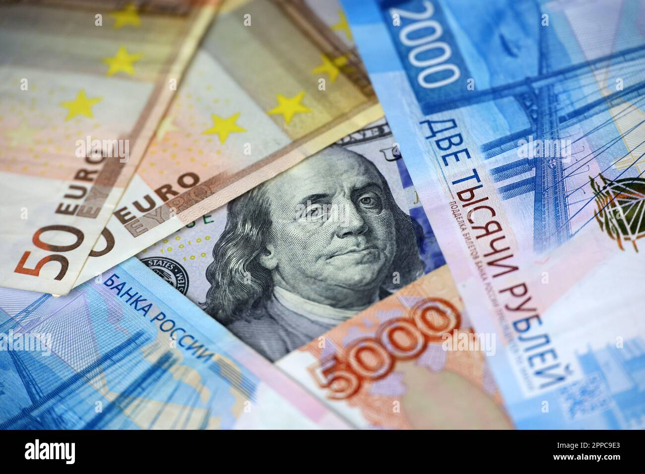 US-Dollar, russischer Rubel und Euro-Banknoten. Amerikanische und europäische Wirtschaft, Sanktionen gegen Russland, Wechselkurs Stockfoto