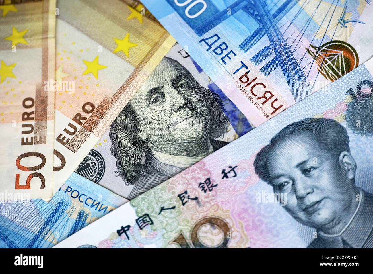 US-Dollar, chinesischer Yuan, Euro-Banknoten und russischer Rubel. Konzept des Handelskrieges zwischen China und den USA, amerikanischen und europäischen Sanktionen Stockfoto