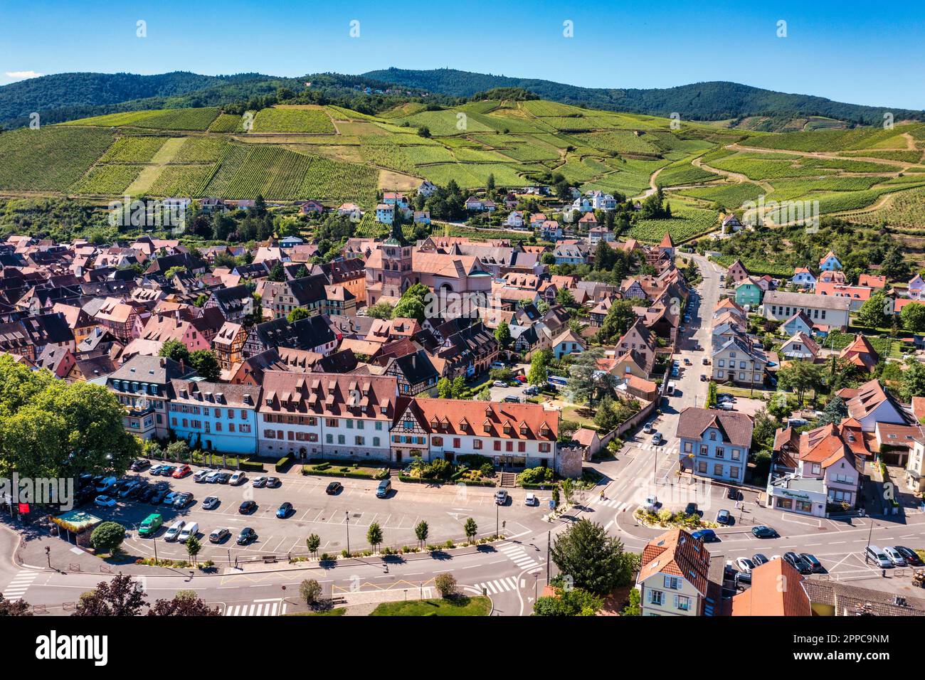 Traditionelles Fachwerkhaus in Turckheim, Elsass, Frankreich. Eine der berühmten Städte im Elsass, malerische Route in der Nähe von Colmar, Frankreich. Farbenfrohes traditionelles fre Stockfoto