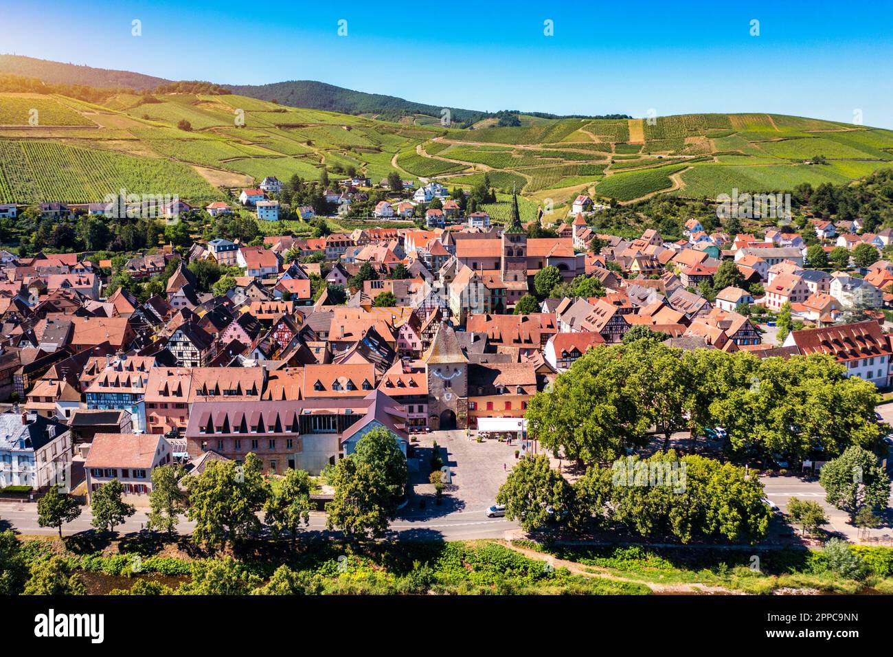 Traditionelles Fachwerkhaus in Turckheim, Elsass, Frankreich. Eine der berühmten Städte im Elsass, malerische Route in der Nähe von Colmar, Frankreich. Farbenfrohes traditionelles fre Stockfoto