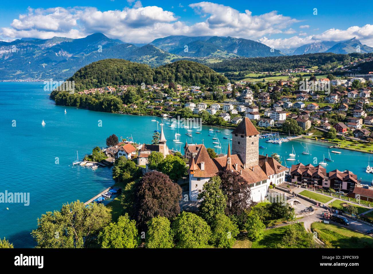 Panoramablick auf die Spiez-Kirche und das Schloss am Thunersee im Schweizer Kanton Bern bei Sonnenuntergang, Spiez, Schweiz. Schloss Spiez weiter Stockfoto