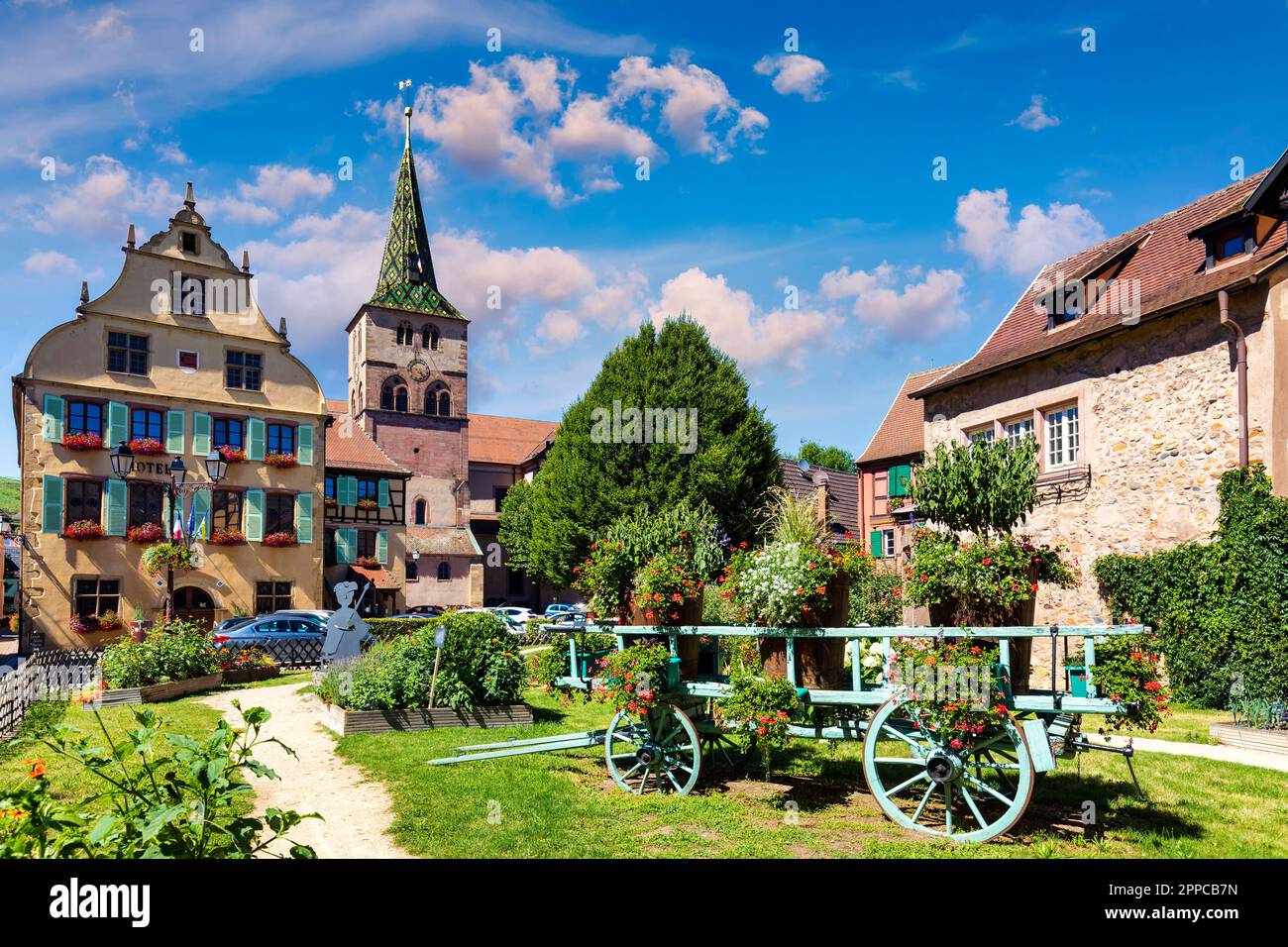 Traditionelles Fachwerkhaus in Turckheim, Elsass, Frankreich. Eine der berühmten Städte im Elsass, malerische Route in der Nähe von Colmar, Frankreich. Farbenfrohes traditionelles fre Stockfoto