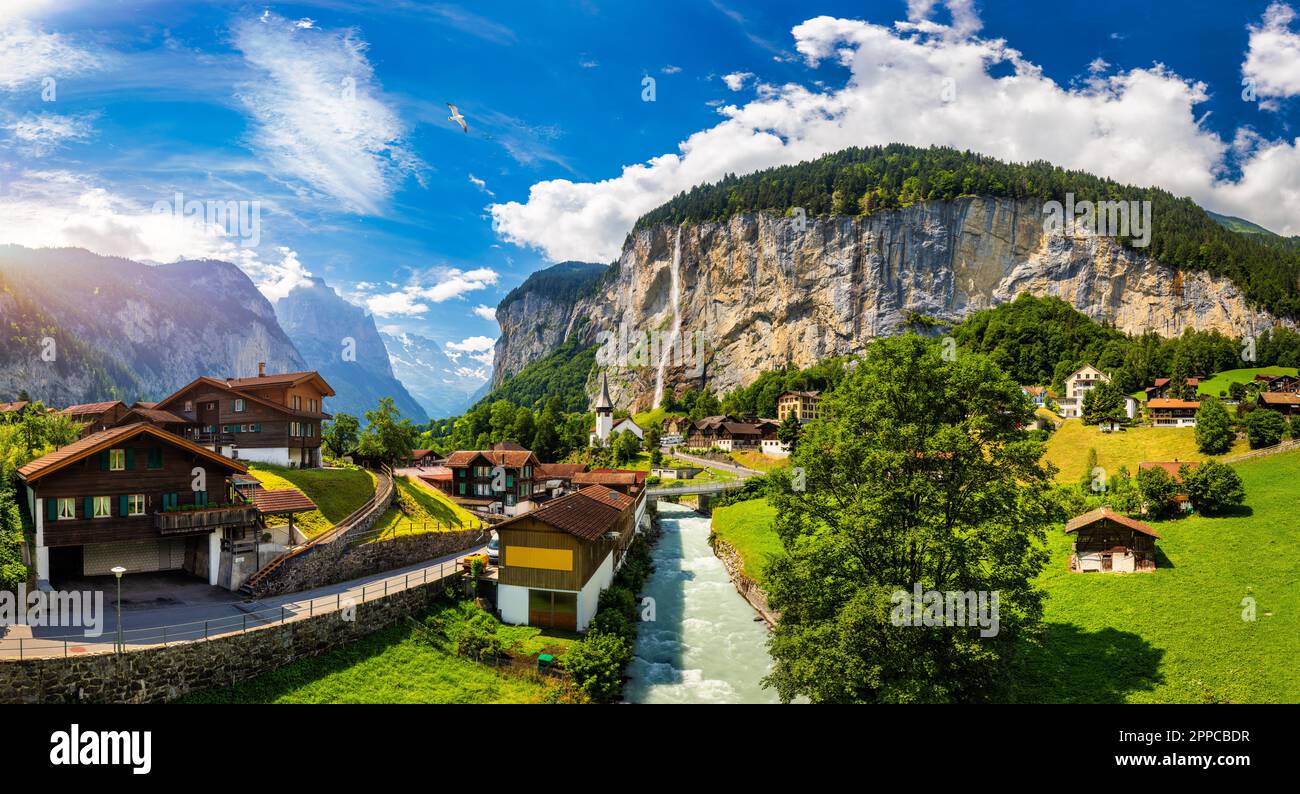 Lauterbrunnen-Tal mit berühmter Kirche und Staubbach-Wasserfall. Lauterbrunnen, Berner Oberland, Schweiz, Europa. Spektakuläre Aussicht auf Laut Stockfoto