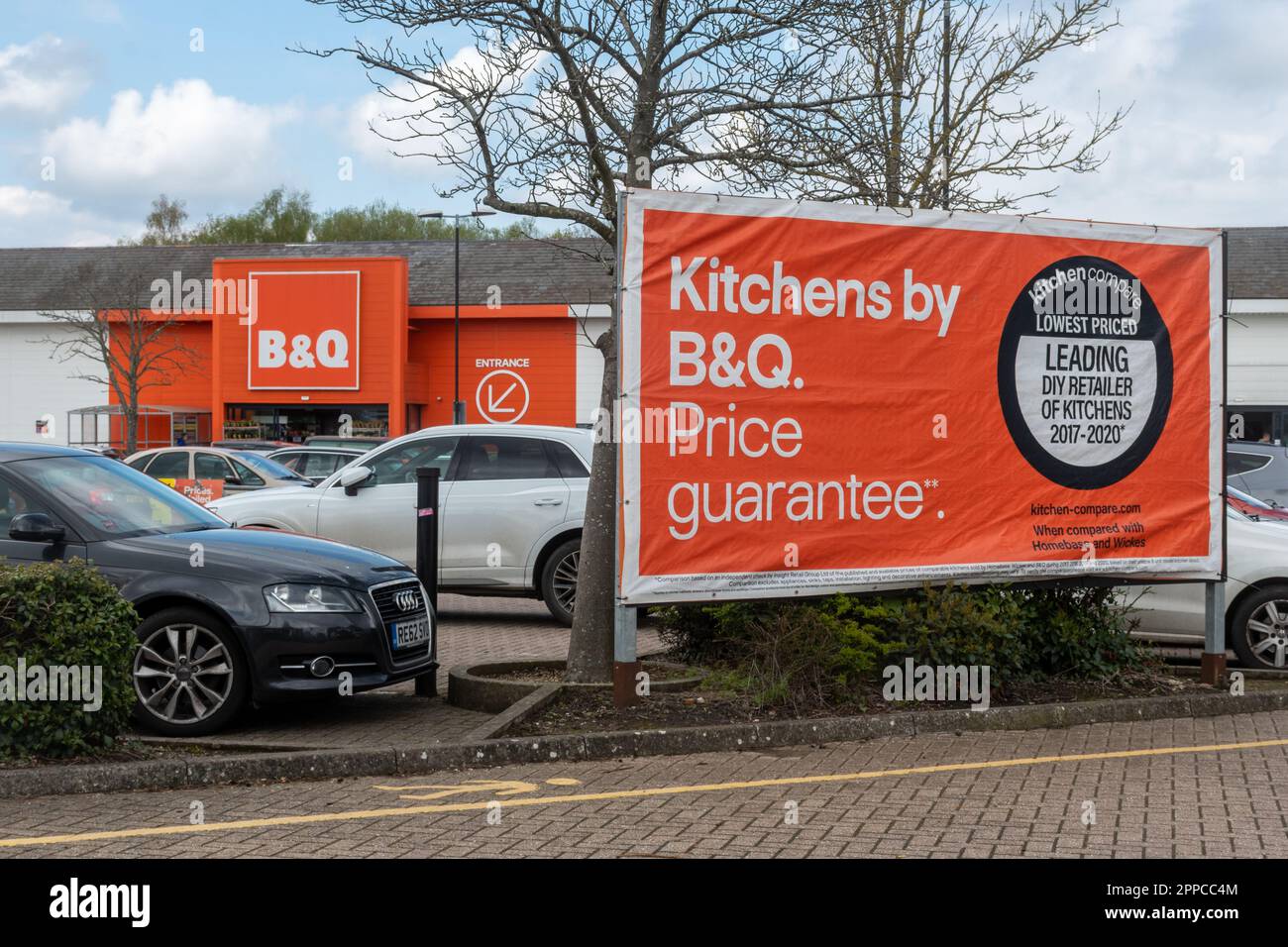 B&Q Shop Front und Banner Schild über Küchen, England, Großbritannien. Heimwerker und Baumarkt Stockfoto