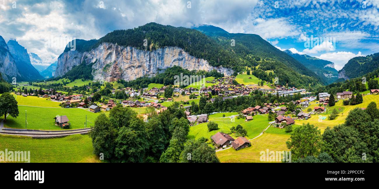 Berühmte Stadt Lauterbrunnen und Wasserfall Staubbach, Berner Oberland, Schweiz, Europa. Lauterbrunnen-Tal, Lauterbrunnen-Dorf, Staubbac Stockfoto