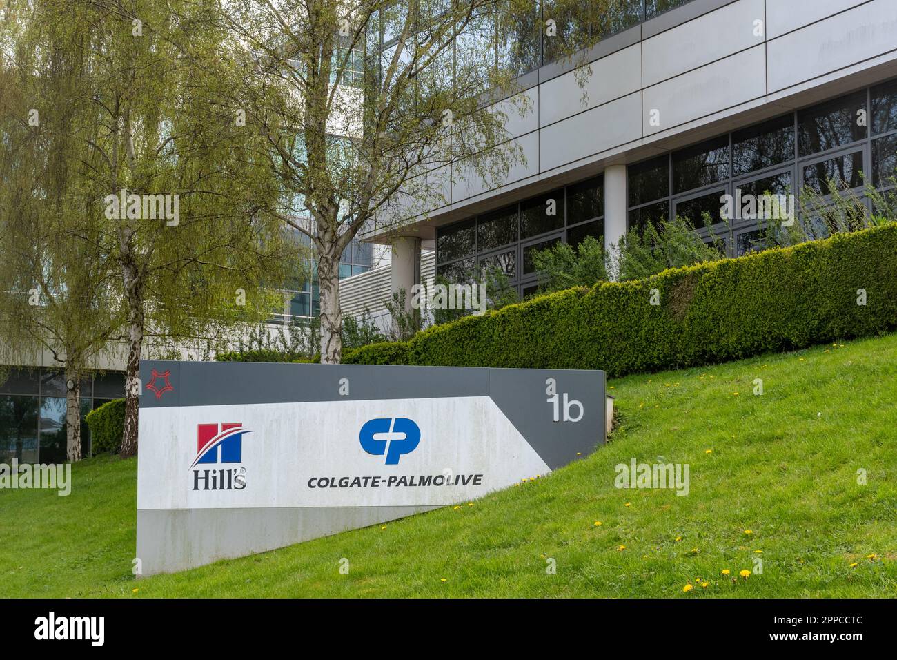 Guildford Business Park Bürogebäude, Surrey, England, Großbritannien, mit Schild für Colgate Palmolive Hauptsitz Stockfoto