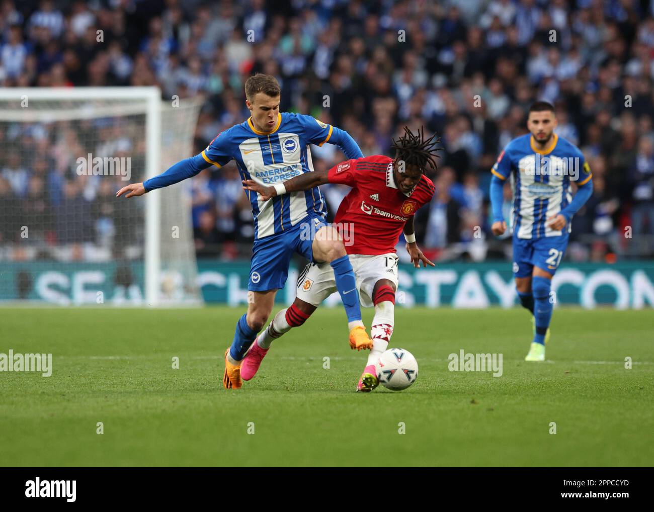Wembley Stadium, London, Großbritannien. 23. April 2023. FA Cup Halbfinale Fußball, Brighton und Hove Albion gegen Manchester United; Solly March von Brighton &amp; Hove Albion fordert Fred von Manchester United Credit: Action Plus Sports/Alamy Live News Stockfoto