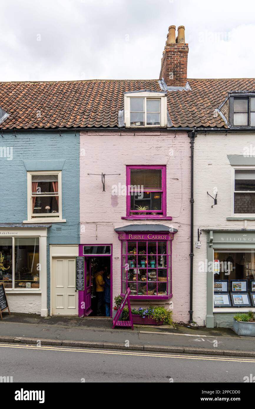 MALTON, NORTH YORKSHIRE, GROSSBRITANNIEN - 22. APRIL 2023. Blick auf die Straße mit kleinen und unabhängigen Geschäften und Geschäften in der Marktstadt North Yorkshire von Malton, Großbritannien Stockfoto