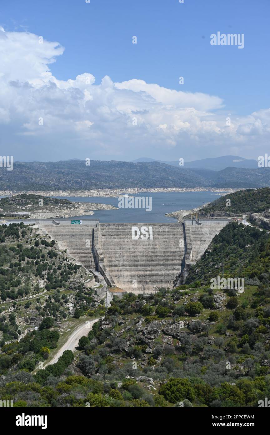 Cine, Aydin, Türkei: 23. April 2023 - Cine Barrage, das ist der erste große Walzendamm aus verdichtetem Beton. DSI ist die Abkürzung für State Hydraulic Work. Stockfoto