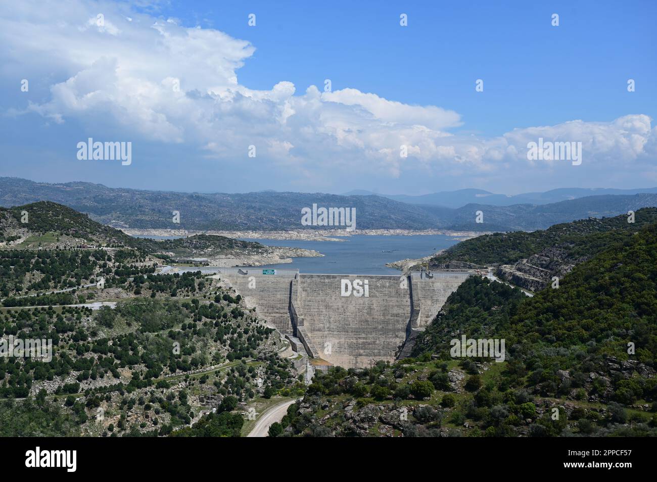 Cine, Aydin, Türkei: 23. April 2023 - Cine Barrage, das ist der erste große Walzendamm aus verdichtetem Beton. DSI ist die Abkürzung für State Hydraulic Work. Stockfoto