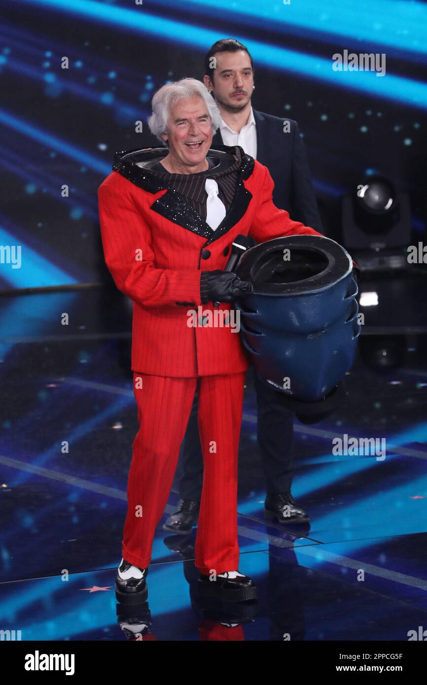 Rom, Italien. 22. April 2023. Rom, Rai Auditorium des Foro Italico, letzte TV-Show „The Masked Singer“. Auf dem Foto: Squalo ist maskiert, in Tullio Solenghi Credit: Unabhängige Fotoagentur/Alamy Live News Stockfoto