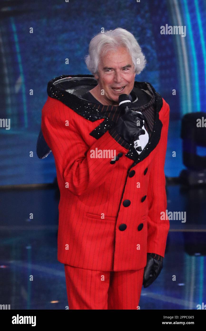 Rom, Italien. 22. April 2023. Rom, Rai Auditorium des Foro Italico, letzte TV-Show „The Masked Singer“. Auf dem Foto: Squalo ist maskiert, in Tullio Solenghi Credit: Unabhängige Fotoagentur/Alamy Live News Stockfoto