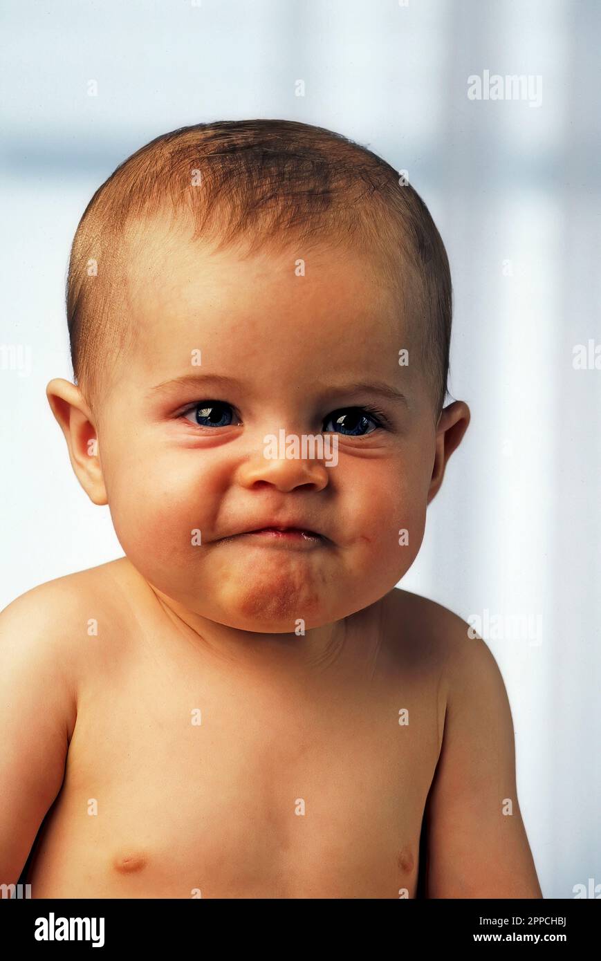 Kaukasisches Baby mit einem lustigen Gesichtsausdruck Stockfoto