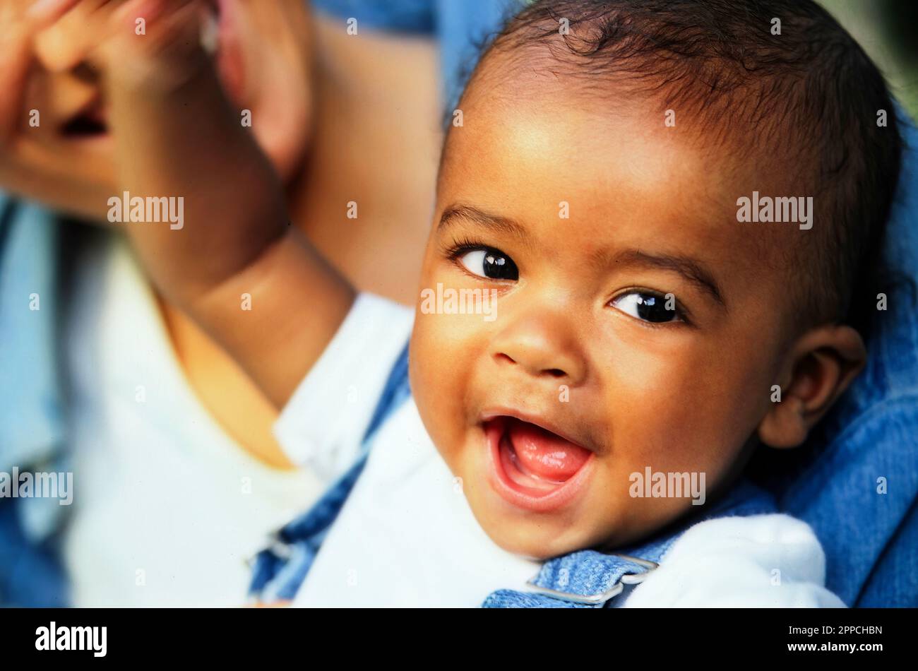 Nahaufnahme eines jungen afroamerikanischen Jungen, der lächelt und lacht Stockfoto