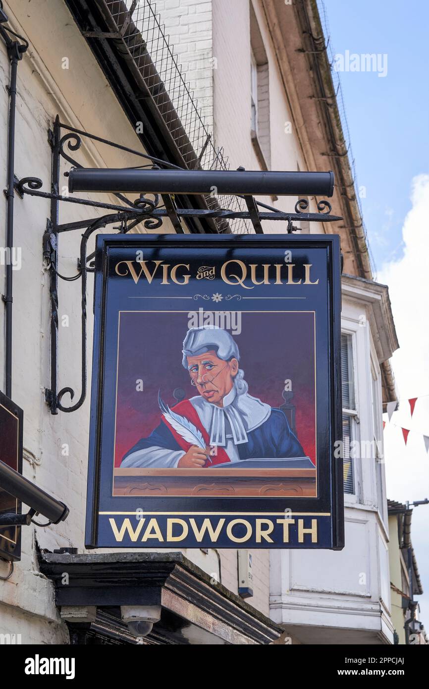 Perücke und Quill Pub-Schild mit Bild eines Richters, der eine Perücke trägt und einen Kugelschreiber in der Hand hält Stockfoto