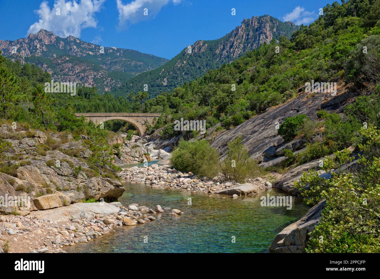 Piscines Naturelles De Cavu sind natürliche Schwimmbäder, die vom Fluss Cavu, Corse du Sud, Korsika, Frankreich, gebildet werden Stockfoto