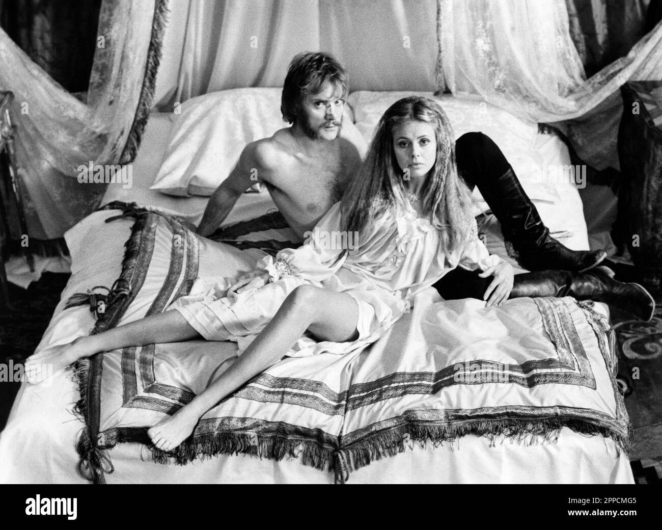 Malcolm McDowell, Britt Ekland, Drehort des britischen Films "Royal Flash", 20. Century-Fox, 1975 Stockfoto