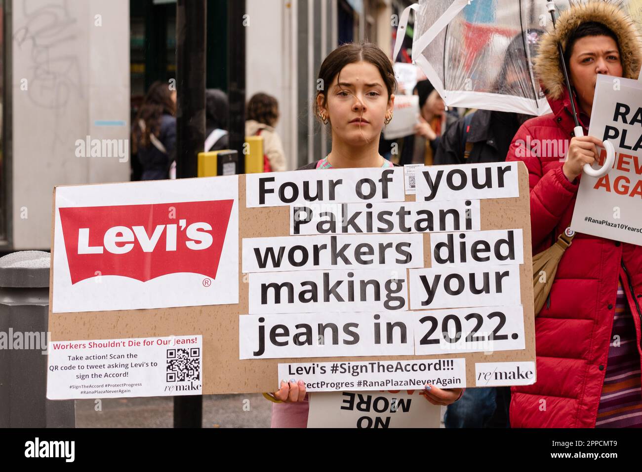 London, Großbritannien. 23. April 2023 Der „Rana Plaza Solidarity Collective“-marsch in der Oxford Street zur Erinnerung an den 10. Jahrestag des Zusammenbruchs der Rana Plaza-Fabrik in Bangladesch. Demonstranten halten außerhalb von Geschäften mit Verbindungen zum Unfall an, um bessere Bedingungen, Löhne und Gerechtigkeit für die Textilarbeiter zu fordern. Kredit: Andrea Domeniconi/Alamy Stockfoto