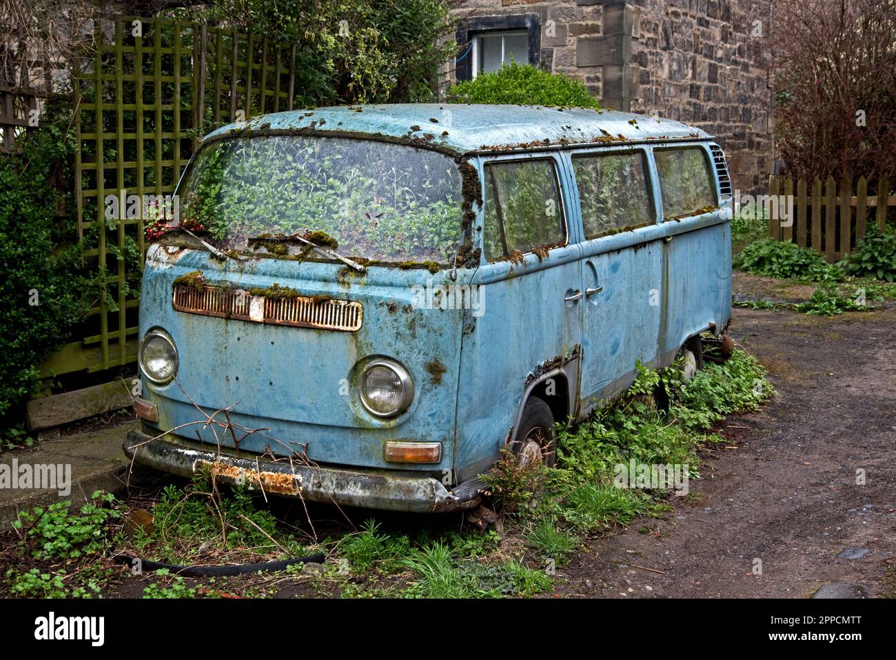Verfallene VW-Bus auf einer ruhigen Gasse in Edinburgh, Schottland, Großbritannien. Stockfoto
