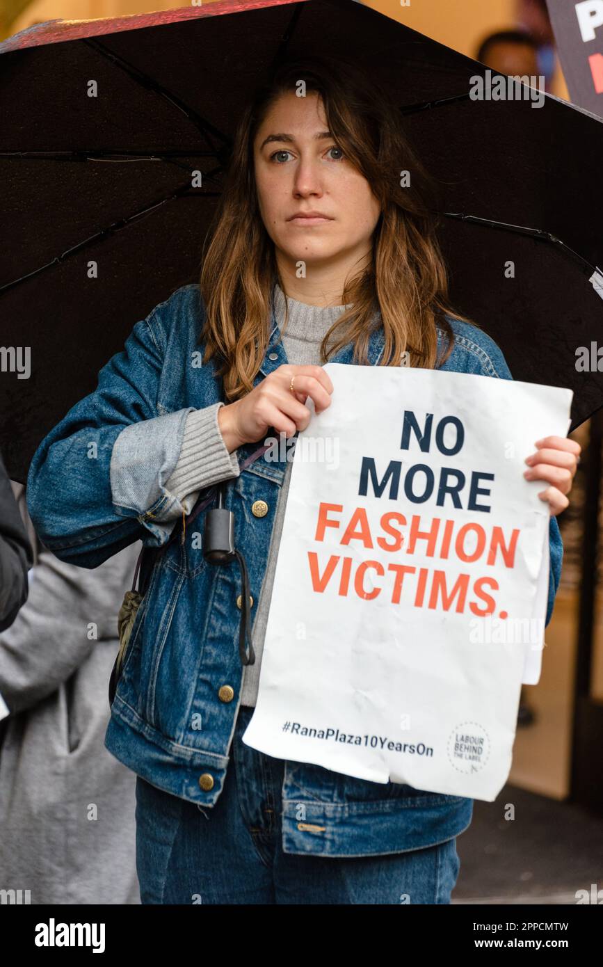 London, Großbritannien. 23. April 2023 Der „Rana Plaza Solidarity Collective“-marsch in der Oxford Street zur Erinnerung an den 10. Jahrestag des Zusammenbruchs der Rana Plaza-Fabrik in Bangladesch. Demonstranten halten außerhalb von Geschäften mit Verbindungen zum Unfall an, um bessere Bedingungen, Löhne und Gerechtigkeit für die Textilarbeiter zu fordern. Kredit: Andrea Domeniconi/Alamy Stockfoto