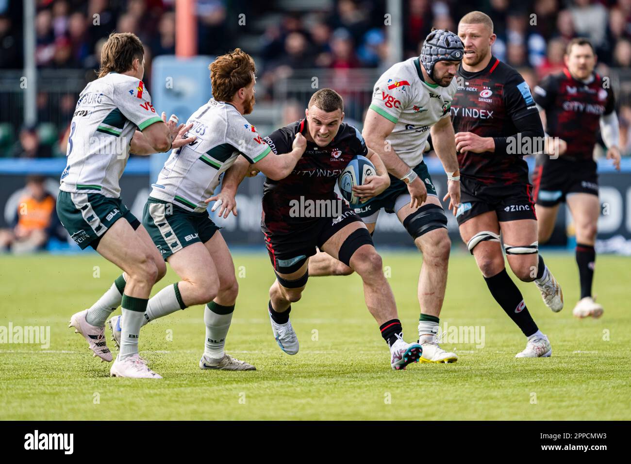 LONDON, VEREINIGTES KÖNIGREICH. 23., 2023. April. Ben Earl of Saracens (Zentrum) wird am Sonntag, den 23. April 2023, während der Gallagher Premiership Rugby Game Runde 23 zwischen Saracens und London Irish im StoneX Stadium angegriffen. LONDON, ENGLAND. Kredit: Taka G Wu/Alamy Live News Stockfoto