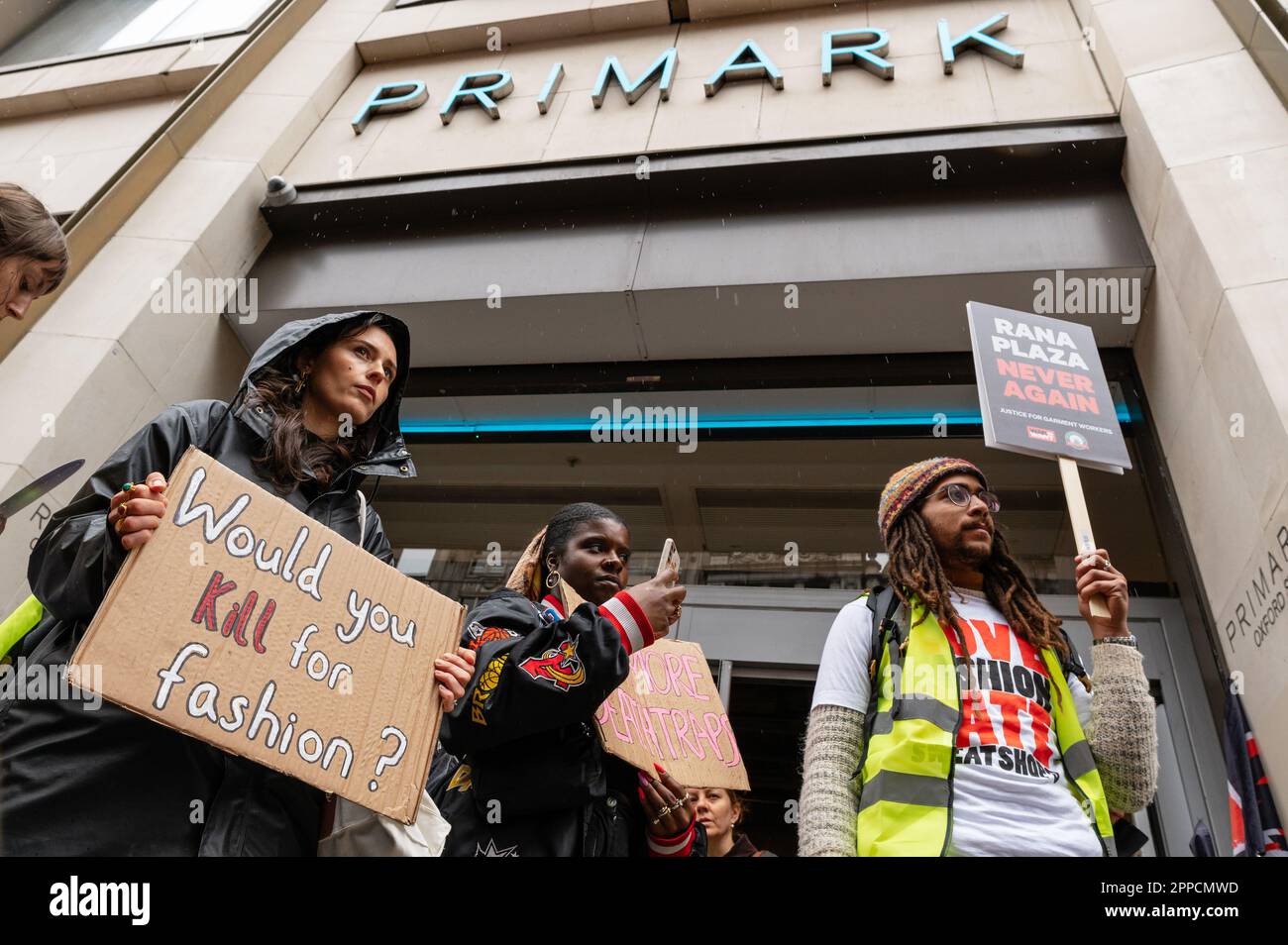 London, Großbritannien. 23. April 2023 Der „Rana Plaza Solidarity Collective“-marsch in der Oxford Street zur Erinnerung an den 10. Jahrestag des Zusammenbruchs der Rana Plaza-Fabrik in Bangladesch. Demonstranten halten außerhalb von Geschäften mit Verbindungen zum Unfall an, um bessere Bedingungen, Löhne und Gerechtigkeit für die Textilarbeiter zu fordern. Kredit: Andrea Domeniconi/Alamy Stockfoto