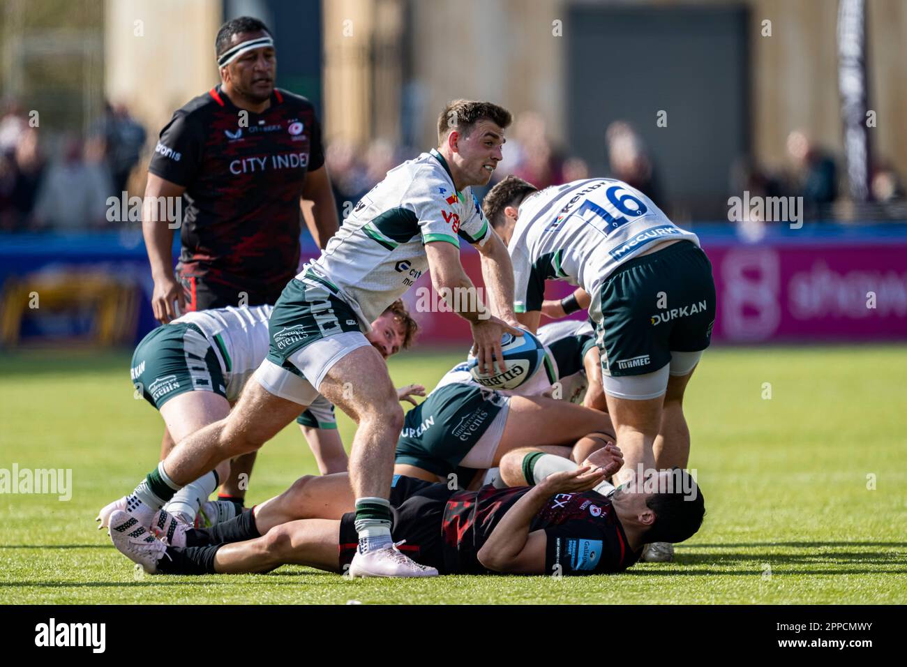 LONDON, VEREINIGTES KÖNIGREICH. 23., 2023. April. Ben White of London Irish versucht, den Ball während des Gallagher Premiership Rugby Match Runde 23 zwischen Saracens und London Irish am Sonntag, den 23. April 2023 im StoneX Stadium zu übergeben. LONDON, ENGLAND. Kredit: Taka G Wu/Alamy Live News Stockfoto
