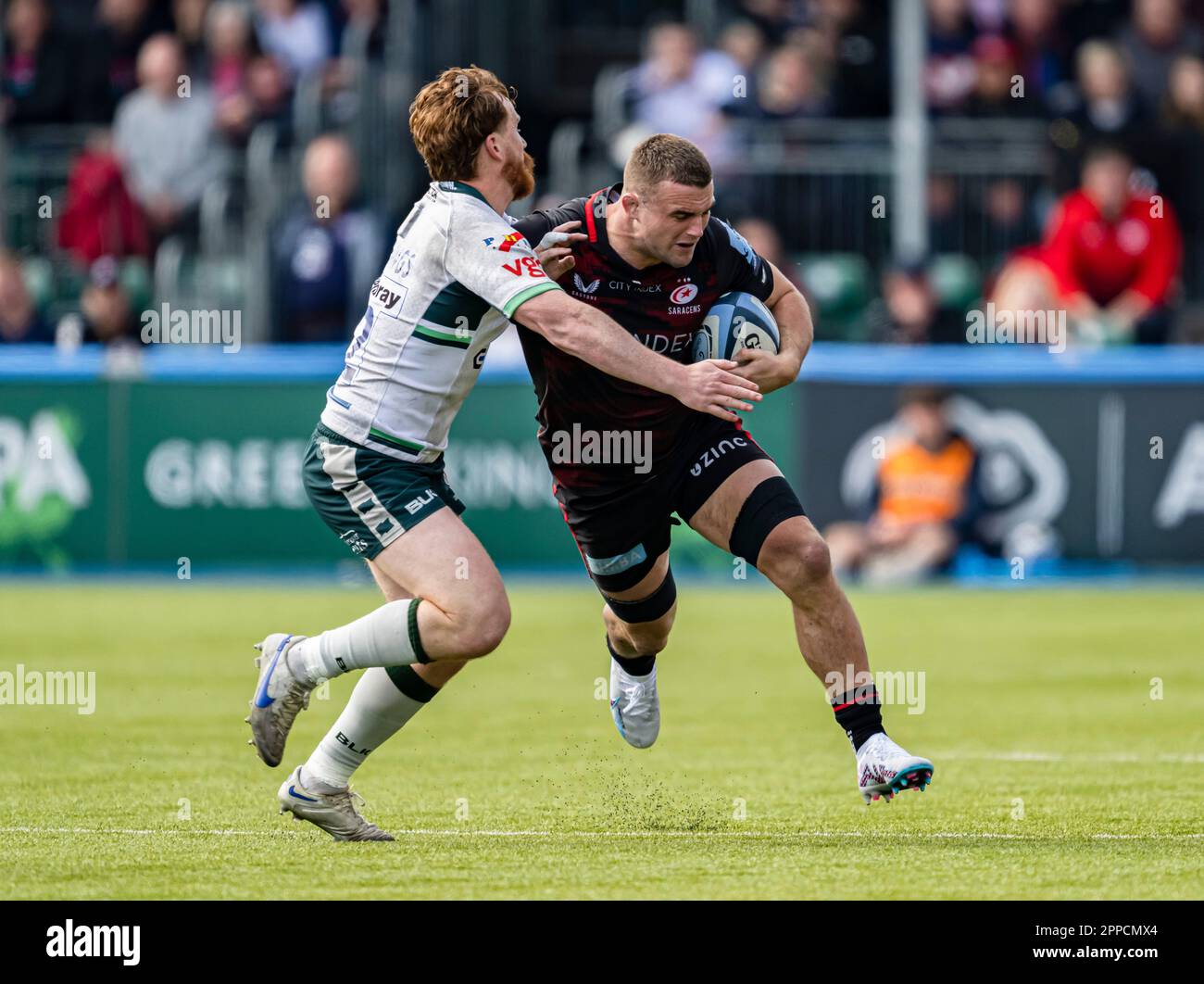 LONDON, VEREINIGTES KÖNIGREICH. 23., 2023. April. Ben Earl of Saracens (rechts) wird am Sonntag, den 23. April 2023, während der Gallagher Premiership Rugby Game Runde 23 zwischen Saracens und London Irish im StoneX Stadium angegriffen. LONDON, ENGLAND. Kredit: Taka G Wu/Alamy Live News Stockfoto
