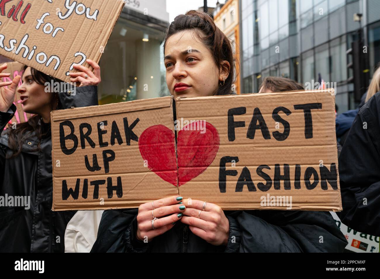 London, Großbritannien. 23. April 2023 Der „Rana Plaza Solidarity Collective“-marsch in der Oxford Street zur Erinnerung an den 10. Jahrestag des Zusammenbruchs der Rana Plaza-Fabrik in Bangladesch. Demonstranten halten außerhalb von Geschäften mit Verbindungen zum Unfall an, um bessere Bedingungen, Löhne und Gerechtigkeit für die Textilarbeiter zu fordern. Kredit: Andrea Domeniconi/Alamy Stockfoto