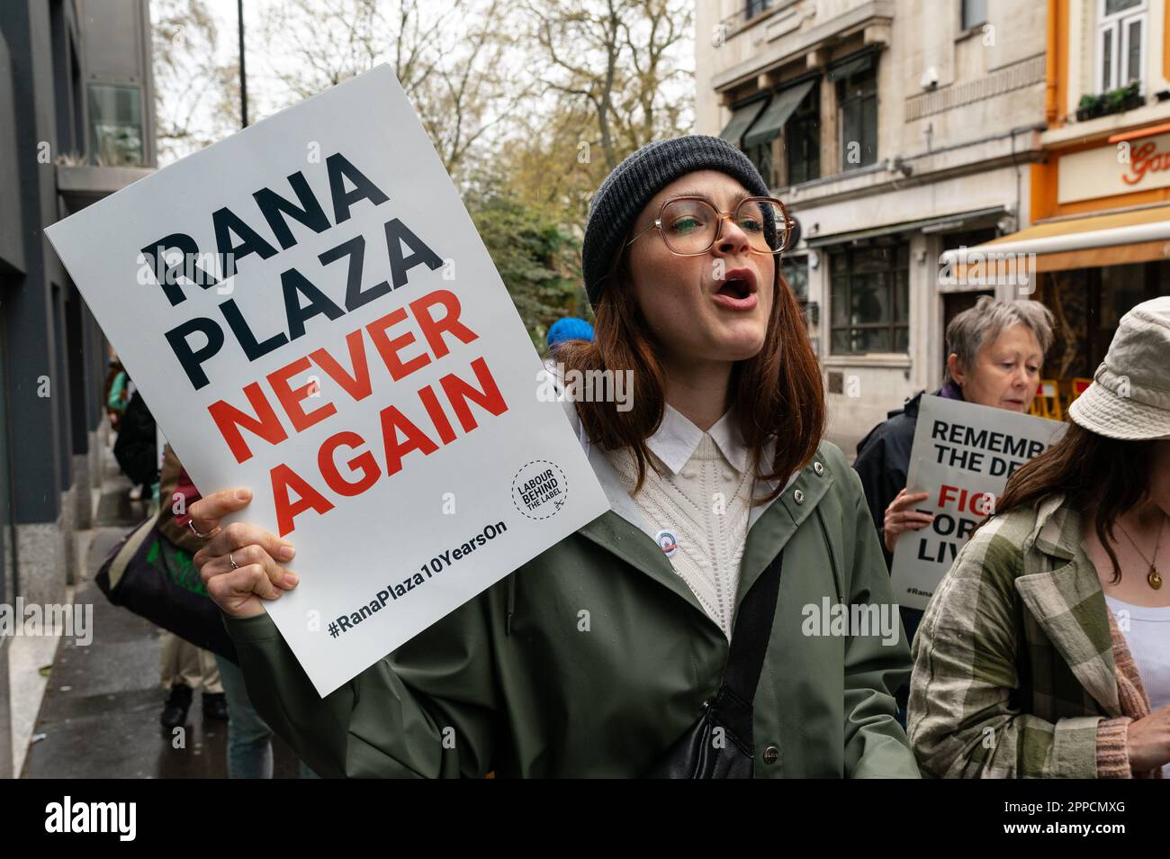 London, Großbritannien. 23. April 2023 Der „Rana Plaza Solidarity Collective“-marsch in der Oxford Street zur Erinnerung an den 10. Jahrestag des Zusammenbruchs der Rana Plaza-Fabrik in Bangladesch. Demonstranten halten außerhalb von Geschäften mit Verbindungen zum Unfall an, um bessere Bedingungen, Löhne und Gerechtigkeit für die Textilarbeiter zu fordern. Kredit: Andrea Domeniconi/Alamy Stockfoto