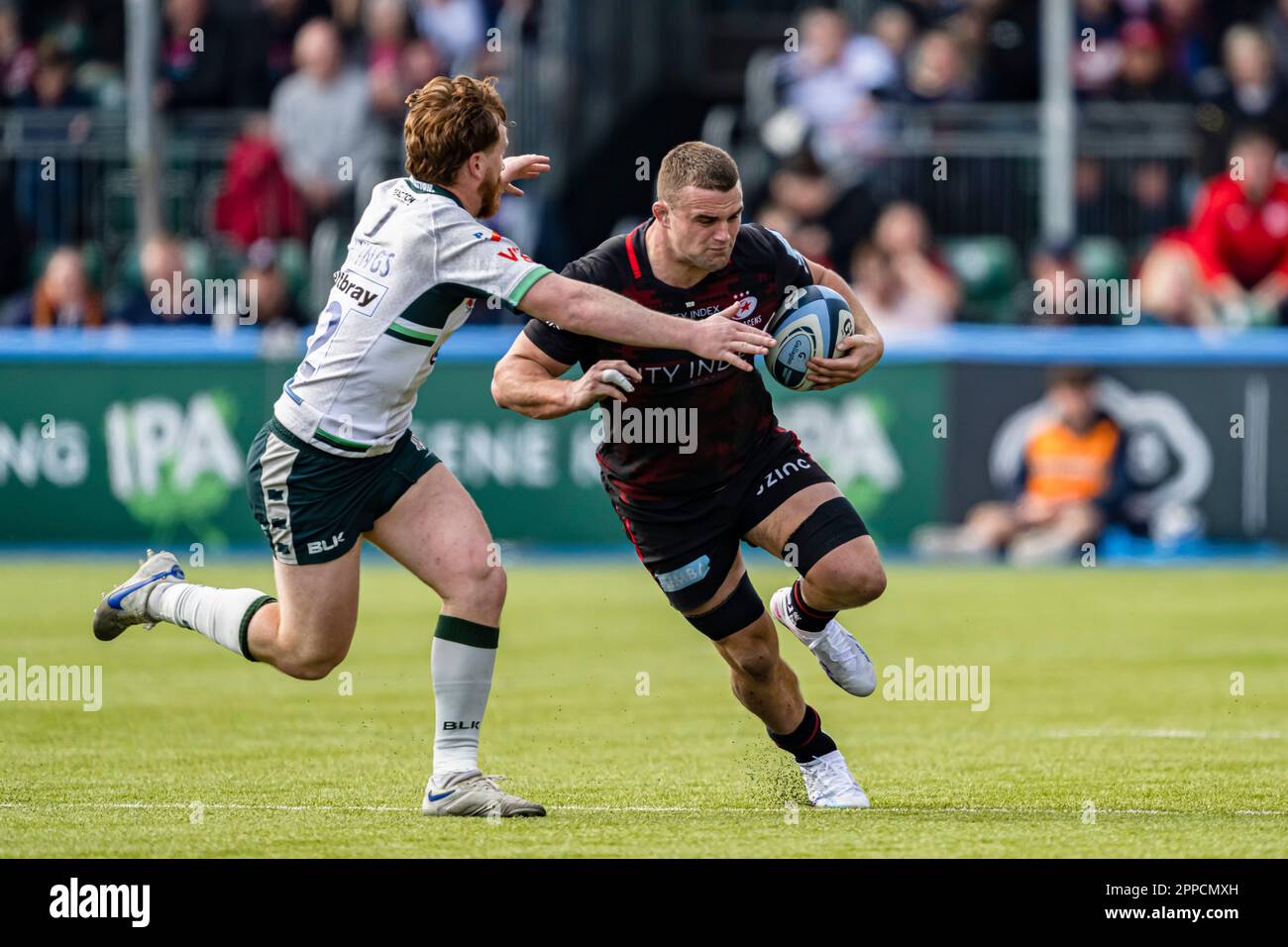 LONDON, VEREINIGTES KÖNIGREICH. 23., 2023. April. Ben Earl of Saracens (rechts) wird am Sonntag, den 23. April 2023, während der Gallagher Premiership Rugby Game Runde 23 zwischen Saracens und London Irish im StoneX Stadium angegriffen. LONDON, ENGLAND. Kredit: Taka G Wu/Alamy Live News Stockfoto