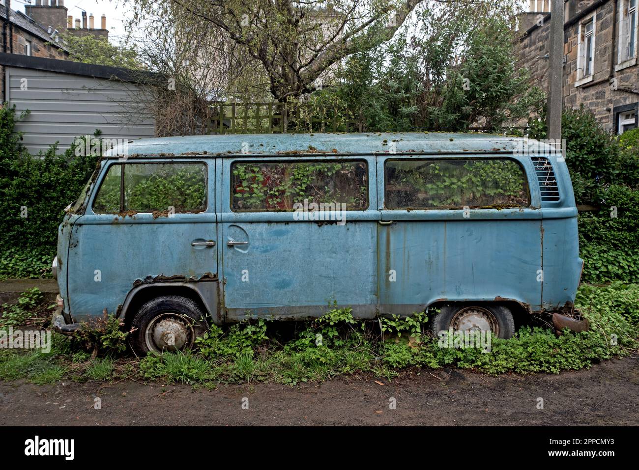Verfallene VW-Bus auf einer ruhigen Gasse in Edinburgh, Schottland, Großbritannien. Stockfoto
