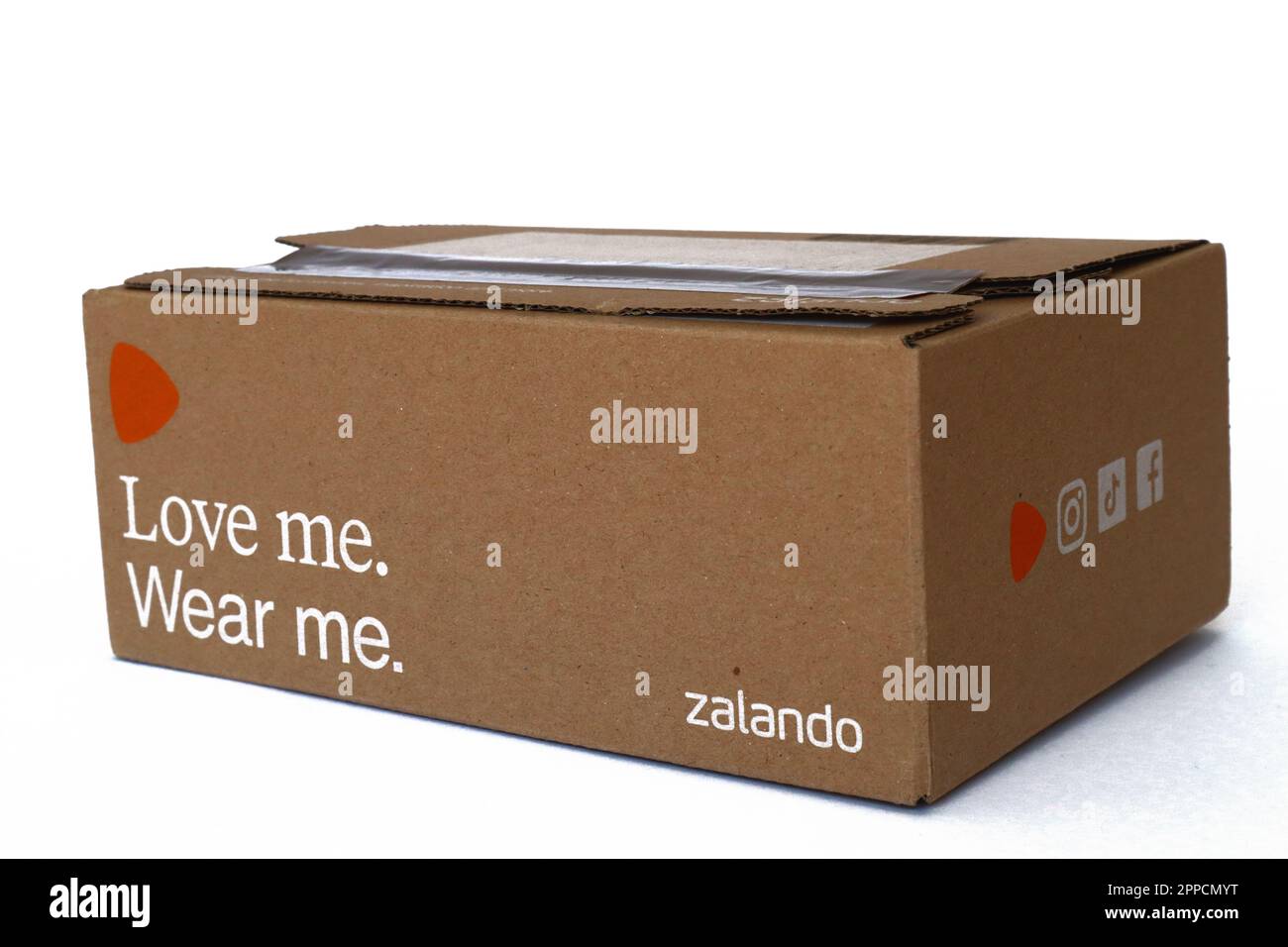 Eine Packung ZALANDO. Zalando ist ein europaweit tätiger E-Commerce-Einzelhändler für Mode- und Kosmetikartikel Stockfoto