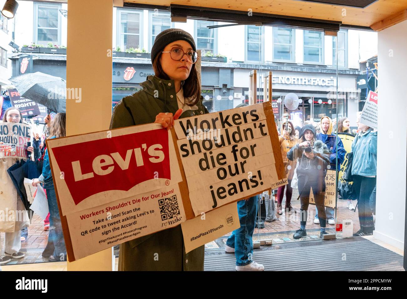 London, Großbritannien. 23. April 2023 Der „Rana Plaza Solidarity Collective“-marsch in der Oxford Street zur Erinnerung an den 10. Jahrestag des Zusammenbruchs der Rana Plaza-Fabrik in Bangladesch. Demonstranten halten außerhalb von Geschäften mit Verbindungen zum Unfall an, um bessere Bedingungen, Löhne und Gerechtigkeit für die Textilarbeiter zu fordern. Kredit: Andrea Domeniconi/Alamy Stockfoto