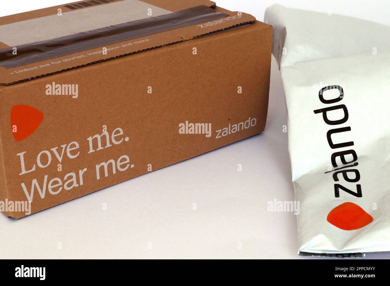 Pakete MIT ZALANDO. Zalando ist ein europaweit tätiger E-Commerce-Einzelhändler für Mode- und Kosmetikartikel Stockfoto