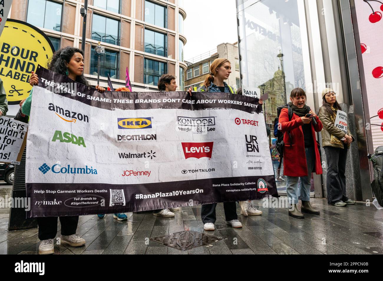 London, Großbritannien. 23. April 2023 Der „Rana Plaza Solidarity Collective“-marsch in der Oxford Street zur Erinnerung an den 10. Jahrestag des Zusammenbruchs der Rana Plaza-Fabrik in Bangladesch. Demonstranten halten außerhalb von Geschäften mit Verbindungen zum Unfall an, um bessere Bedingungen, Löhne und Gerechtigkeit für die Textilarbeiter zu fordern. Kredit: Andrea Domeniconi/Alamy Stockfoto