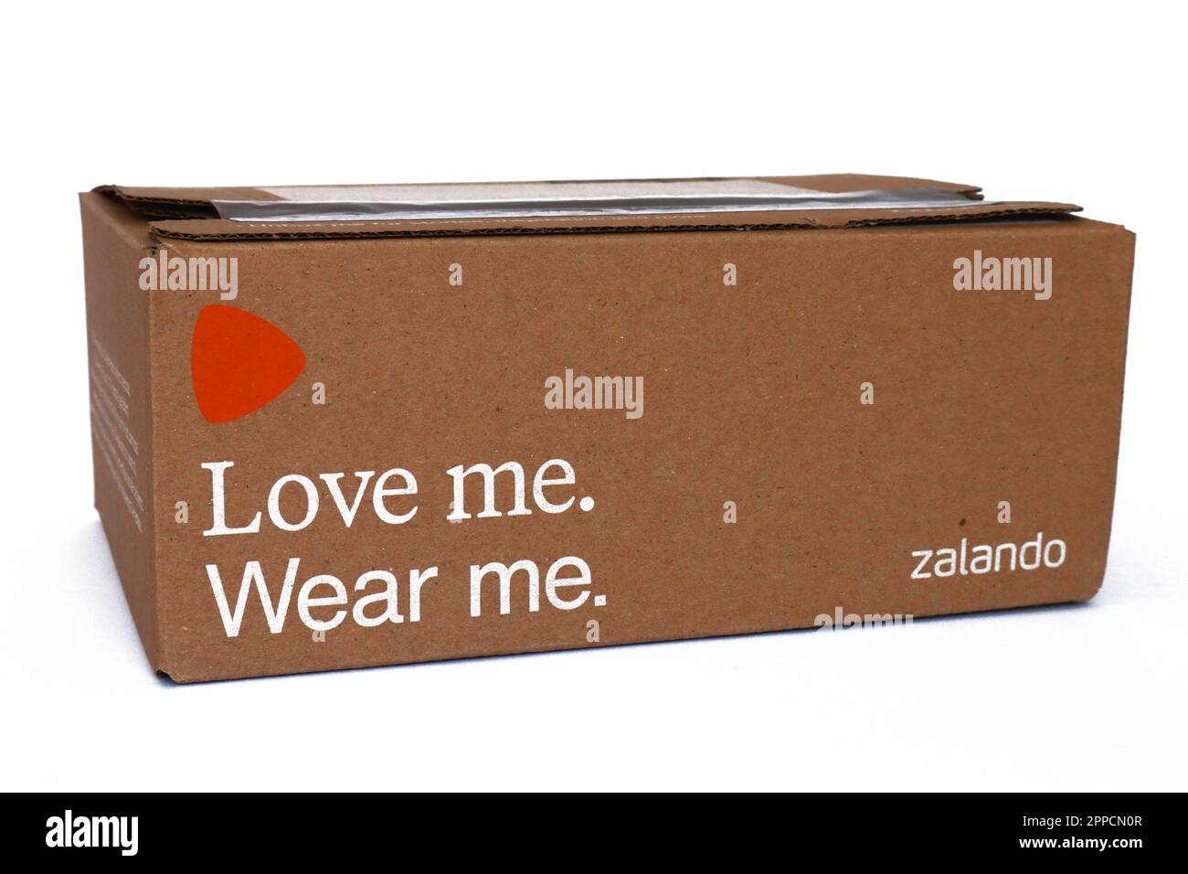 Eine Packung ZALANDO. Zalando ist ein europaweit tätiger E-Commerce-Einzelhändler für Mode- und Kosmetikartikel Stockfoto