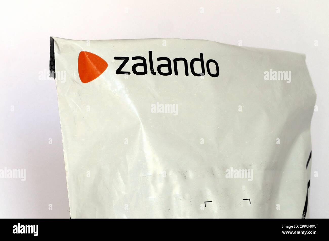 Eine Packung ZALANDO. Zalando ist ein europaweit tätiger E-Commerce-Einzelhändler für Mode- und Kosmetikartikel Stockfoto