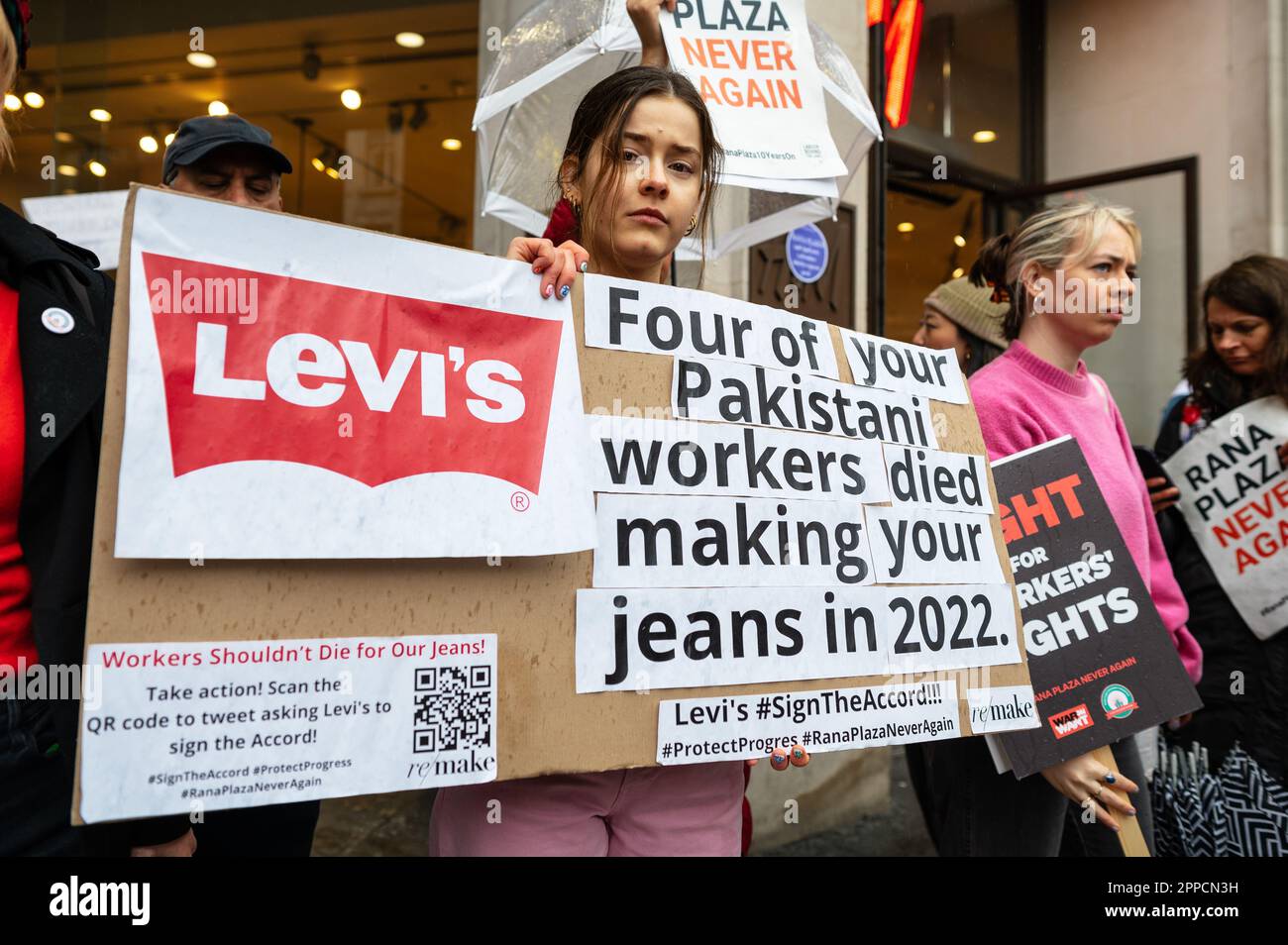 London, Großbritannien. 23. April 2023 Der „Rana Plaza Solidarity Collective“-marsch in der Oxford Street zur Erinnerung an den 10. Jahrestag des Zusammenbruchs der Rana Plaza-Fabrik in Bangladesch. Demonstranten halten außerhalb von Geschäften mit Verbindungen zum Unfall an, um bessere Bedingungen, Löhne und Gerechtigkeit für die Textilarbeiter zu fordern. Kredit: Andrea Domeniconi/Alamy Stockfoto