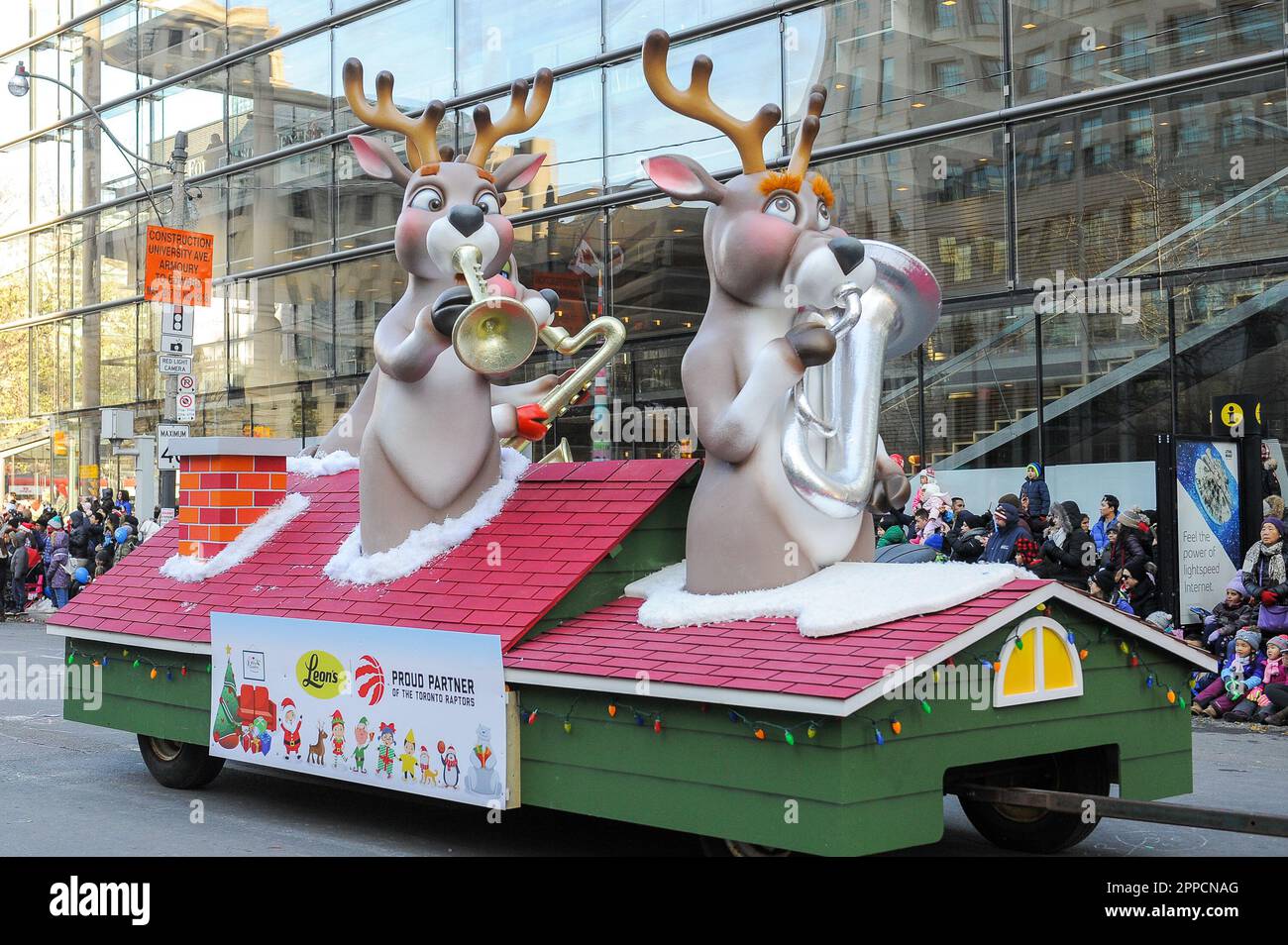 Toronto, ONTARIO, Kanada – 17. November 2019: Weihnachtsplattform während der Toronto Santa Claus Parade in der Innenstadt Stockfoto