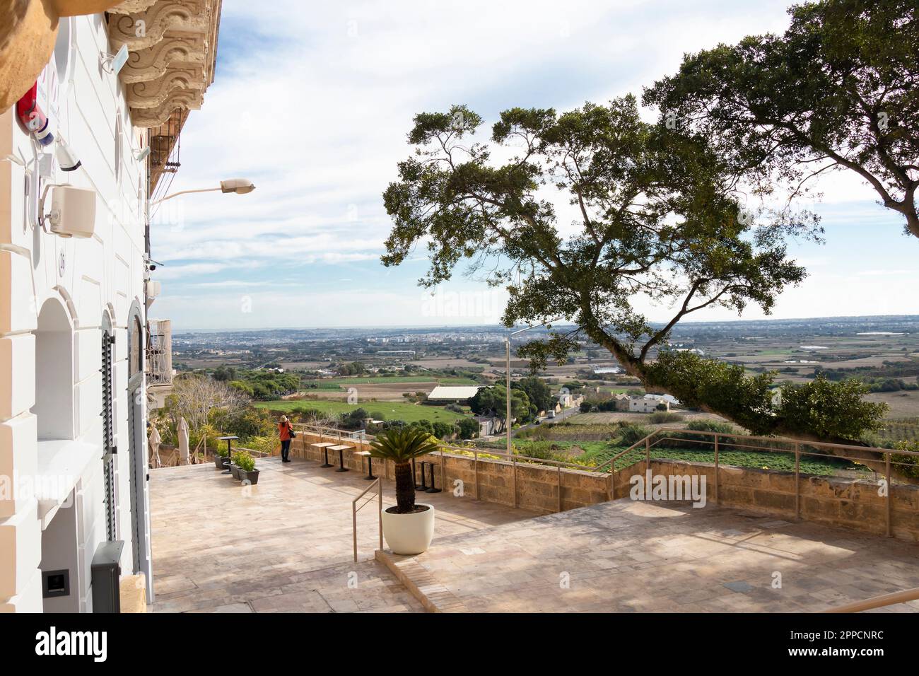 Rabat, Malta - 13. November 2022: Riesige Fußgängertreppe mit Blick auf die Felder rund um die Stadt Stockfoto