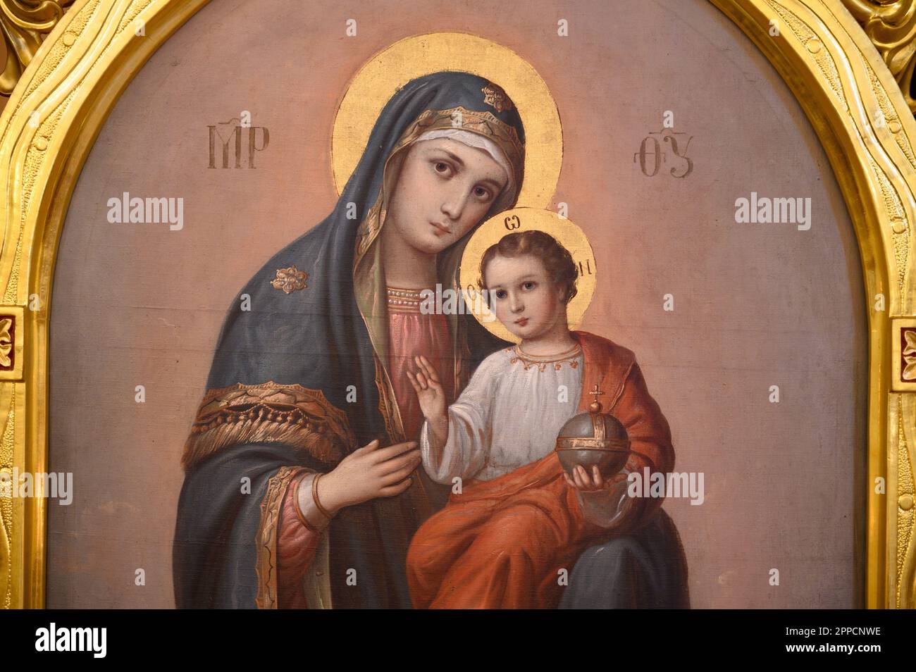 Eine Ikone der Mutter Gottes mit dem kleinen Jesus. Die griechisch-katholische Kirche der Dormition der Mutter Gottes in Čemerné, Slowakei. Stockfoto
