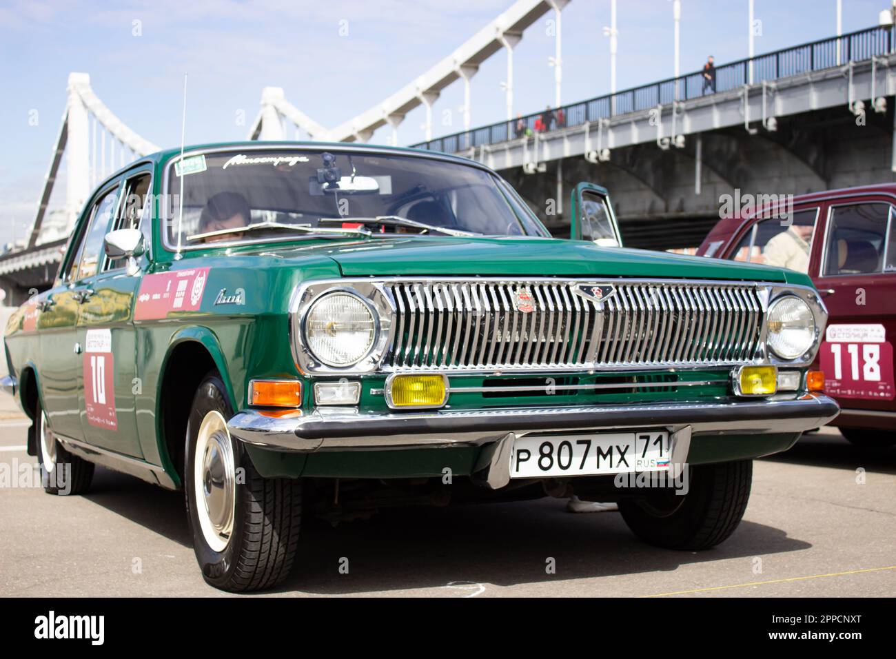 Moskau, Russland. 23. April 2023. Eine sowjetische GAZ-24 „Volga“, die in der Nähe des Gorky-Parks in Moskau geparkt ist. An der Retro Rally „Capital“ (Stolitsa) 2023 in Moskau, Russland, nahmen über 100 Retro-Autos Teil. Diese Veranstaltung eröffnet eine Reihe offizieller Wettbewerbe der Saison 8. des Russian Automobile Federation Cup in Rallye-Rennen mit Oldtimern. Legendäre sowjetische Marken wie „Volga“, „Moskvich“ und „Zhiguli“ sowie weltberühmte Marken wie Rolls Royce, Bentley, Mercedes, Porsche, Jaguar, Und andere. Kredit: SOPA Images Limited/Alamy Live News Stockfoto