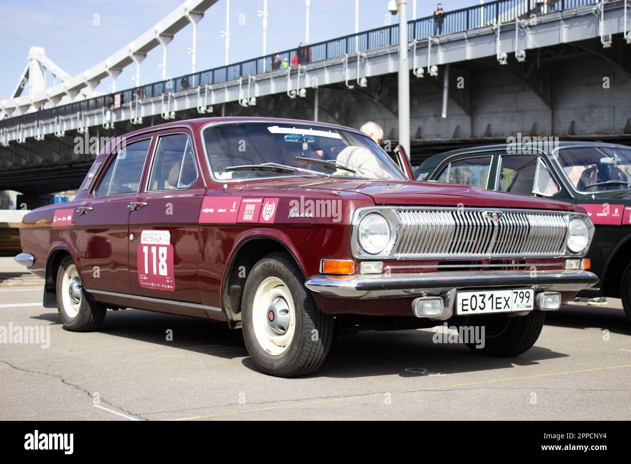 Moskau, Russland. 23. April 2023. Eine sowjetische GAZ-24 „Volga“, die in der Nähe des Gorky-Parks in Moskau geparkt ist. An der Retro Rally „Capital“ (Stolitsa) 2023 in Moskau, Russland, nahmen über 100 Retro-Autos Teil. Diese Veranstaltung eröffnet eine Reihe offizieller Wettbewerbe der Saison 8. des Russian Automobile Federation Cup in Rallye-Rennen mit Oldtimern. Legendäre sowjetische Marken wie „Volga“, „Moskvich“ und „Zhiguli“ sowie weltberühmte Marken wie Rolls Royce, Bentley, Mercedes, Porsche, Jaguar, Und andere. Kredit: SOPA Images Limited/Alamy Live News Stockfoto