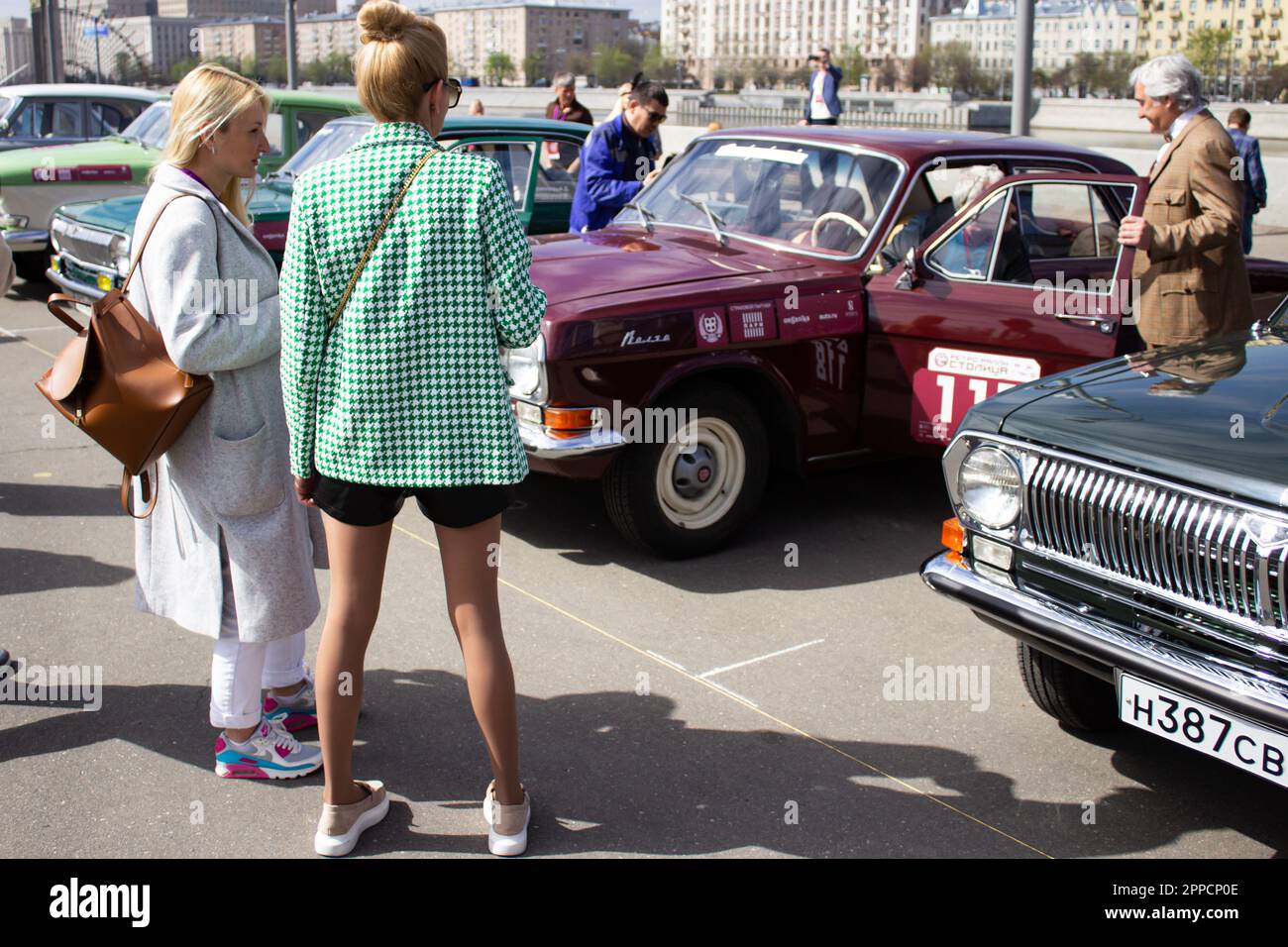 Moskau, Russland. 23. April 2023. Die Leute untersuchen eine sowjetische Gaz-24 "Volga", die in der Nähe des Gorky-Parks in Moskau parkt. An der Retro Rally „Capital“ (Stolitsa) 2023 in Moskau, Russland, nahmen über 100 Retro-Autos Teil. Diese Veranstaltung eröffnet eine Reihe offizieller Wettbewerbe der Saison 8. des Russian Automobile Federation Cup in Rallye-Rennen mit Oldtimern. Legendäre sowjetische Marken wie „Volga“, „Moskvich“ und „Zhiguli“ sowie weltberühmte Marken wie Rolls Royce, Bentley, Mercedes, Porsche, Jaguar, Und andere. Kredit: SOPA Images Limited/Alamy Live News Stockfoto