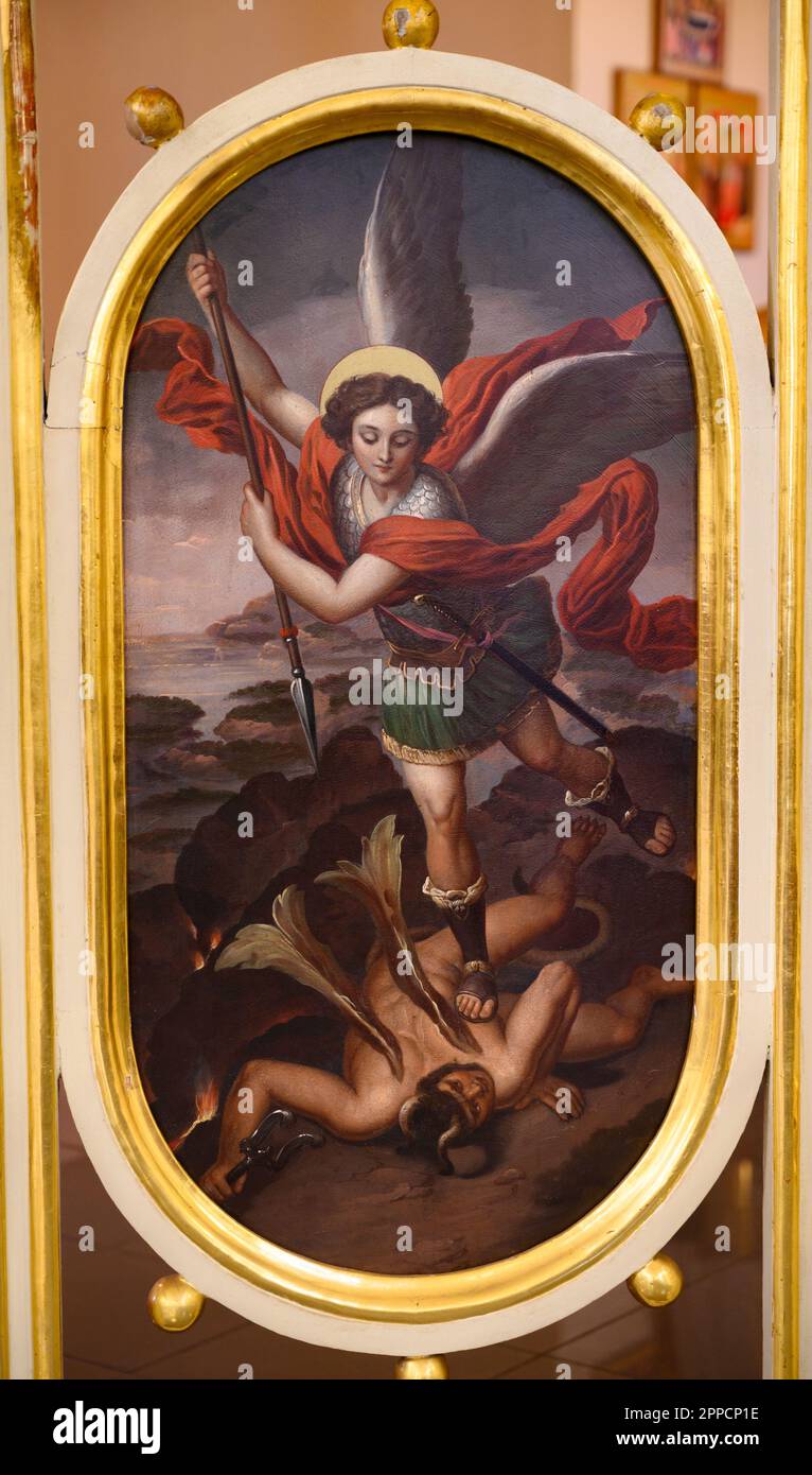 Eine Ikone des Heiligen Michael, der den Teufel besiegt. Die griechisch-katholische Kirche der Dormition der Mutter Gottes in Čemerné, Slowakei. Stockfoto