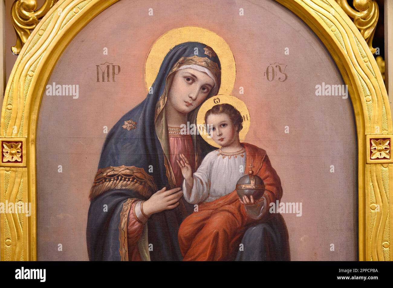 Eine Ikone der Mutter Gottes mit dem kleinen Jesus. Die griechisch-katholische Kirche der Dormition der Mutter Gottes in Čemerné, Slowakei. Stockfoto