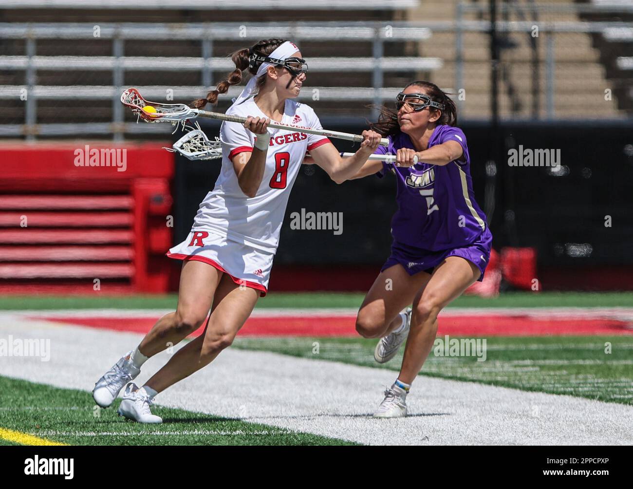 23. April 2023: Der Mittelfeldspieler Rutgers Cassidy Spilis (8) möchte während eines NCAA Womens Lacrosse-Spiels zwischen der James Madison University und den Rutgers Scarlet Knights im SHI Stadium in Piscataway, New Jersey, einen Pass erringen Mike Langish/Cal Sport Media Stockfoto